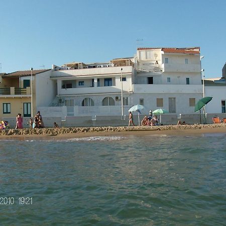 Plaza Beach Hostel سانتا كروتْشّي كاميرينا المظهر الخارجي الصورة