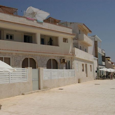 Plaza Beach Hostel سانتا كروتْشّي كاميرينا المظهر الخارجي الصورة