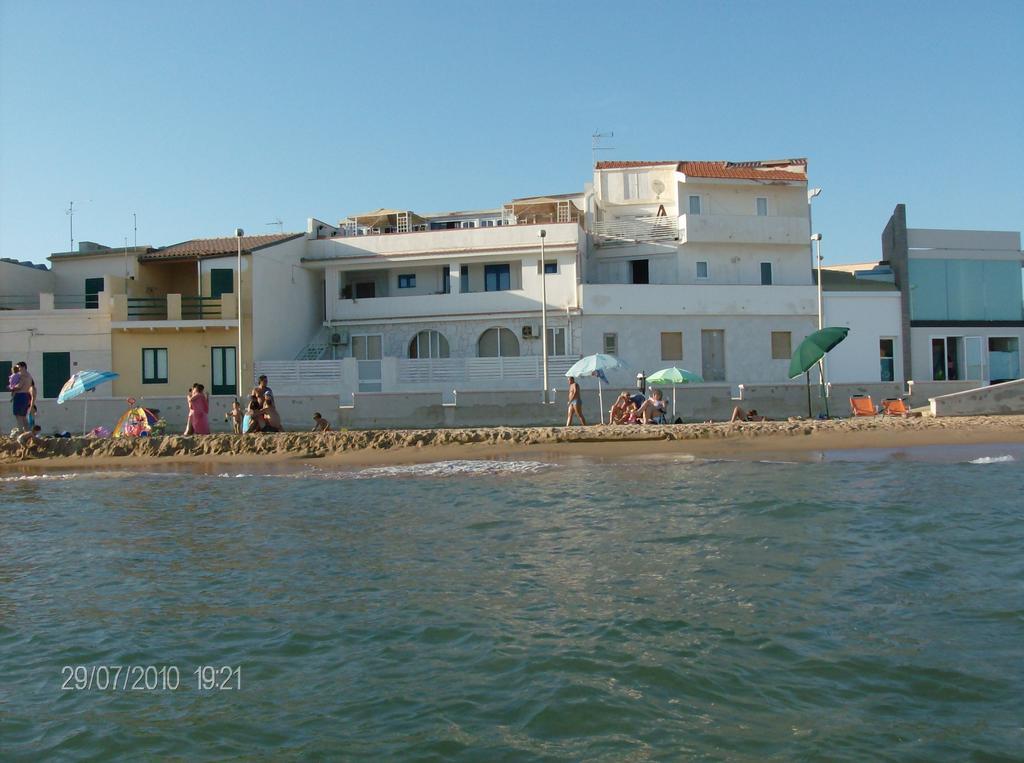 Plaza Beach Hostel سانتا كروتْشّي كاميرينا المظهر الخارجي الصورة