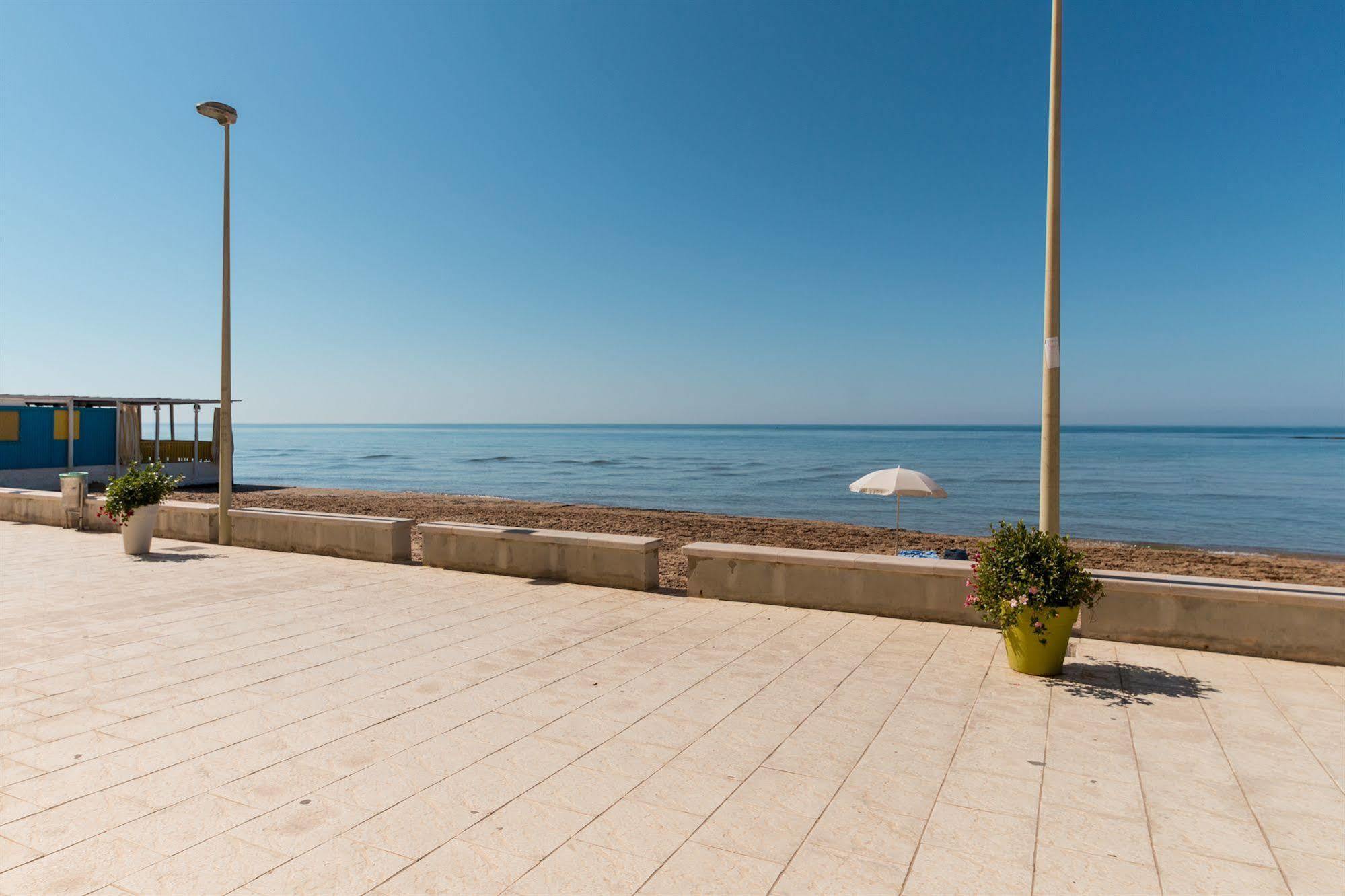 Plaza Beach Hostel سانتا كروتْشّي كاميرينا المظهر الخارجي الصورة