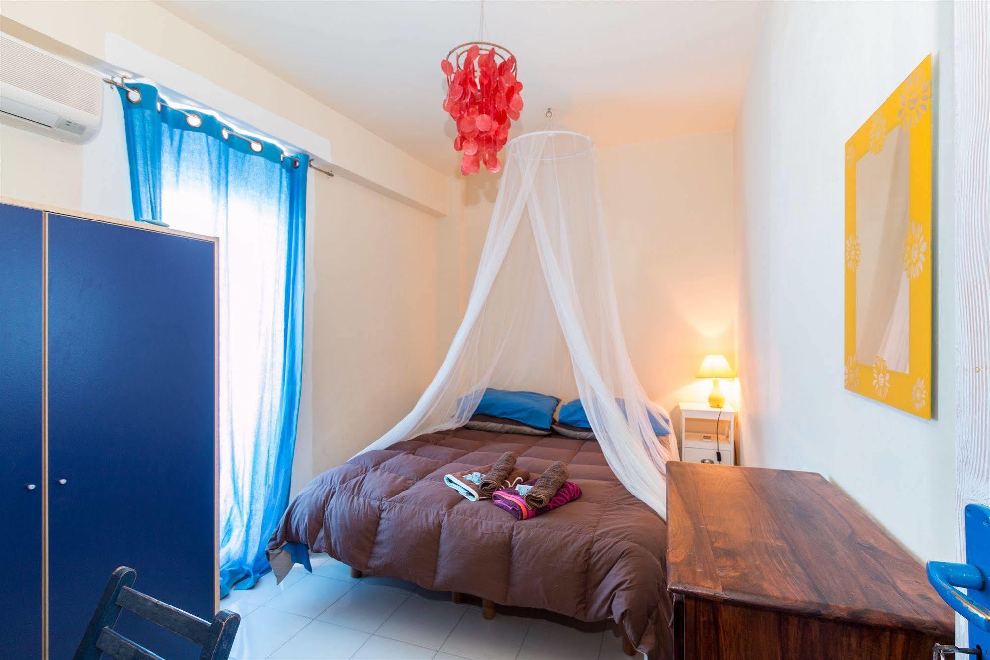 Plaza Beach Hostel سانتا كروتْشّي كاميرينا المظهر الخارجي الصورة