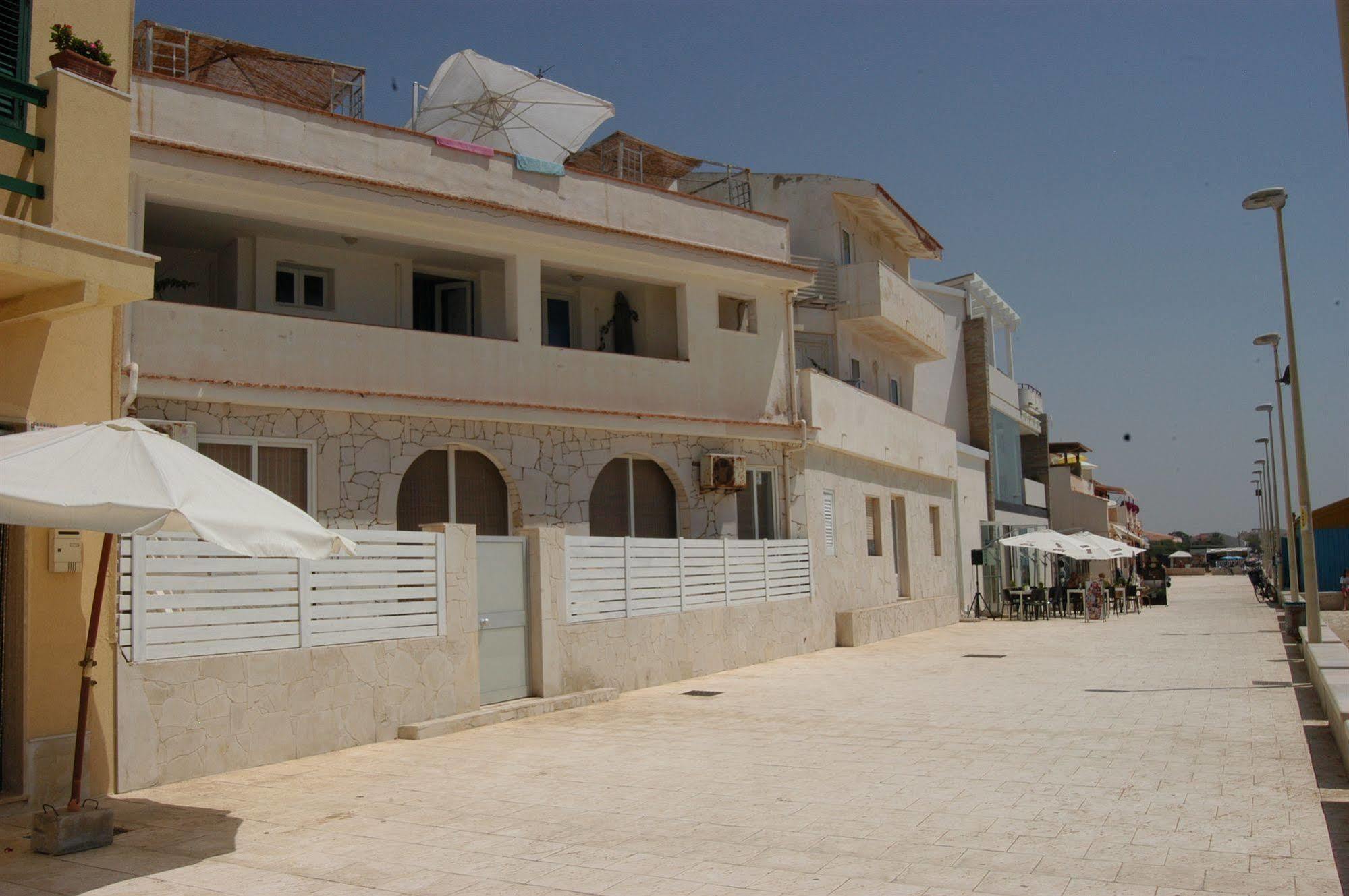 Plaza Beach Hostel سانتا كروتْشّي كاميرينا المظهر الخارجي الصورة
