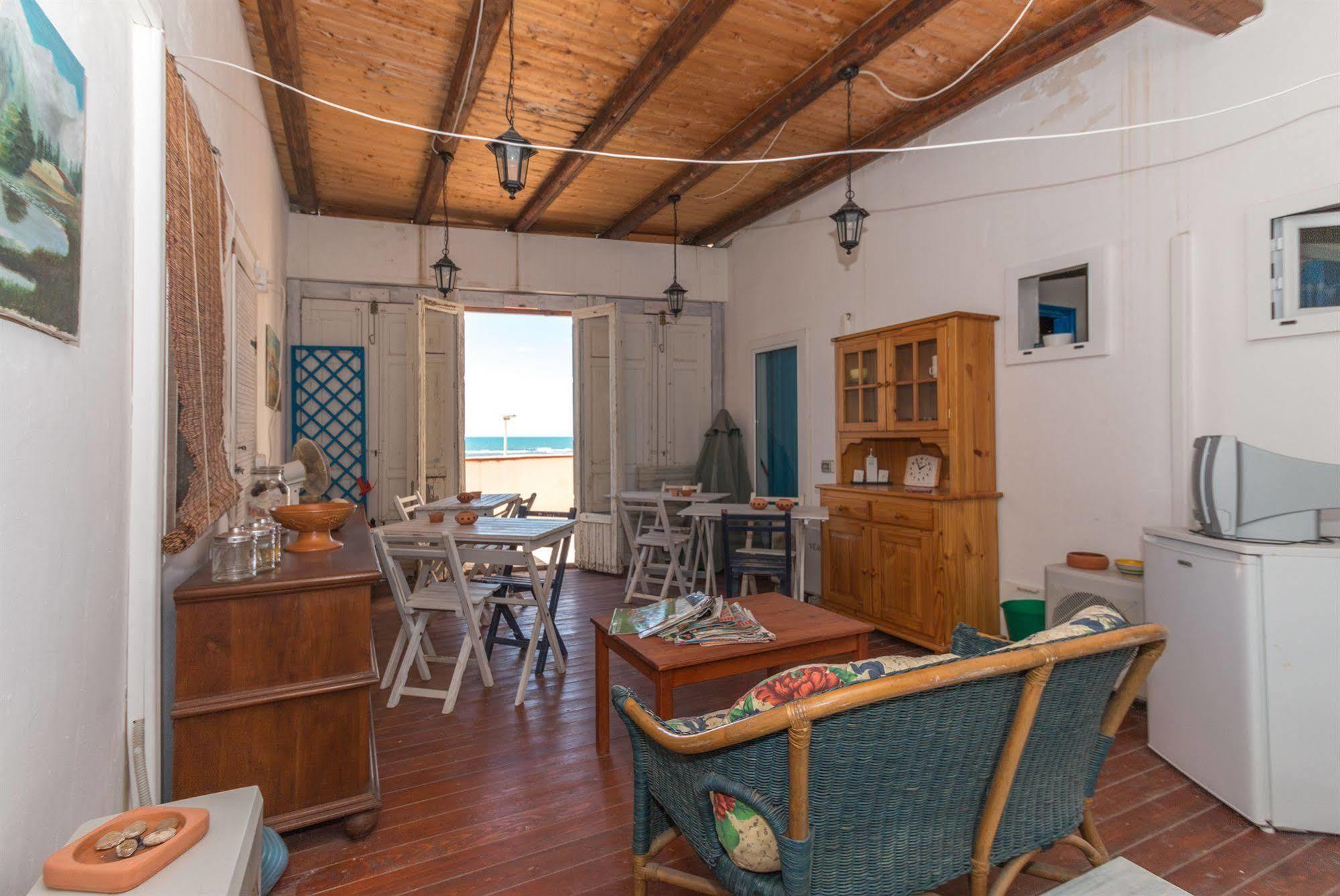 Plaza Beach Hostel سانتا كروتْشّي كاميرينا المظهر الخارجي الصورة