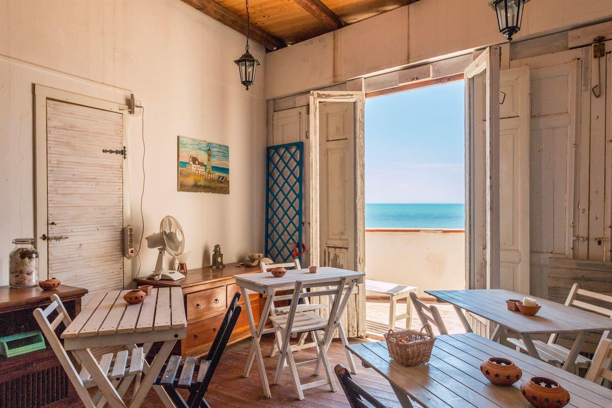 Plaza Beach Hostel سانتا كروتْشّي كاميرينا المظهر الخارجي الصورة